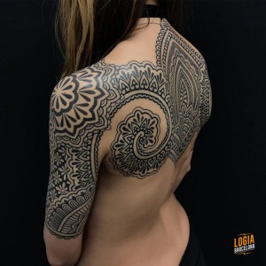 tatuaje_espalda_blackwork_geometria_Logia_Barcelona_Willian_Spindola